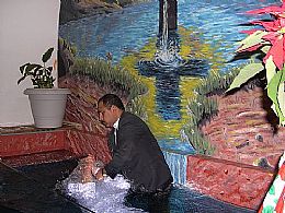 Bautizos Enero 1 del 2006: 
Hno. Aristeo en las aguas bautismales